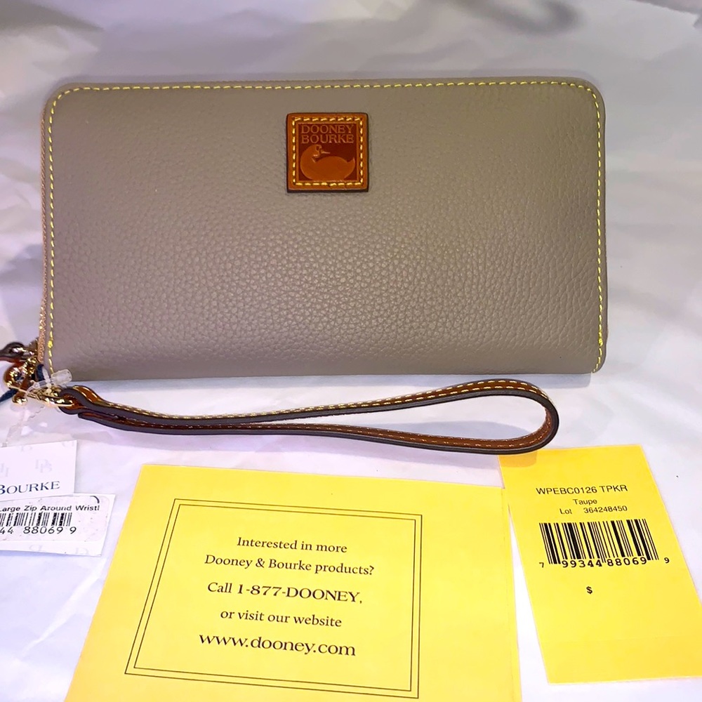 Dooney & Bourke Lg Pebble wristlet Taupe NEW